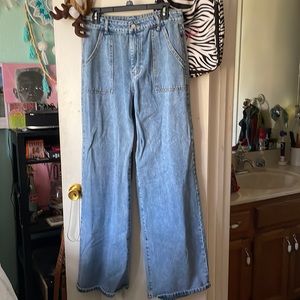 High waisted. Super cute. Loose legs.